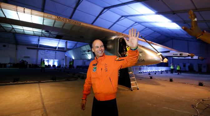 Pilot pesawat Solar Impulse 2 asal swiss Bertrand Piccard melambaikan tangan kepada wartawan di bandara Ahmedabad, India, Rabu (11/3/2015). Pesawat buatan Swiss tersebut mendarat setelah menempuh perjalanan selama 15 jam.  (Reuters/Amit Dave)