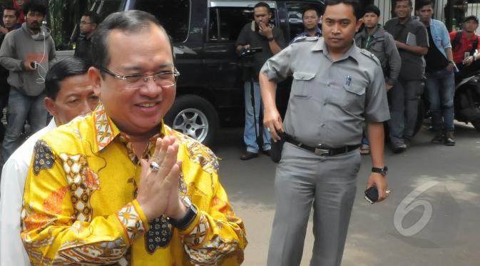 Fungsionaris Partai Golkar, Priyo Budi Santoso terlihat hadir dalam kunjungan Golkar kubu Agung Laksono ke rumah dinas Ketua MPR yang juga Ketum PAN, Zulkifli Hasan di Jakarta, Kamis (12/3/2015). (Liputan6.com/Herman Zakharia)