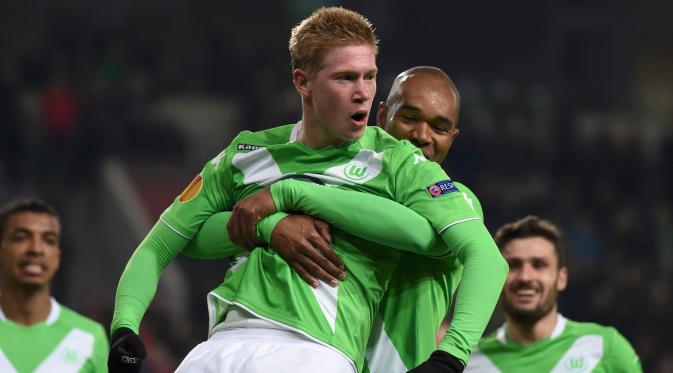 Gelandang Wolfsburg, Kevin de Bruyne merayakan selebrasi bersama Naldo usai mencetak gol di leg pertama 16 besar Liga Europa di Stadion Volkswagen Arena, Jumat (13/3/2015). Wolfsburg menang 3-1 atas Inter Milan. (Reuters/Fabian Bimmer)