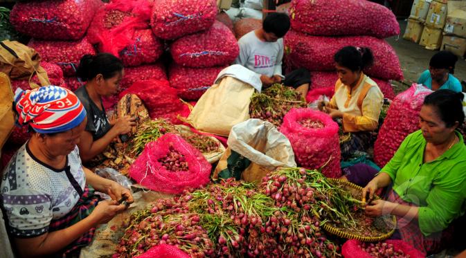 Aktivitas pembersih bawang di Pasar Induk Kramat Jati, Jakarta, Jumat, (13/3/2015). Harga bawang merah di sejumlah pasar menembus Rp 30 ribu per kg atau mengalami kenaikan Rp 2000-5000/kg. (Liputan6.com/Yoppy Renato)
