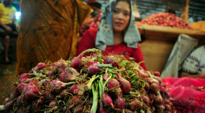 Aktivitas penjualan bawang merah di Pasar Induk sayur dan buah, Kramat Jati, Jakarta, Jumat, (13/3/2015). Harga bawang merah di sejumlah pasar menembus Rp 30 ribu per kg atau mengalami kenaikan Rp 2000-5000/kg. (/Yoppy Renato)