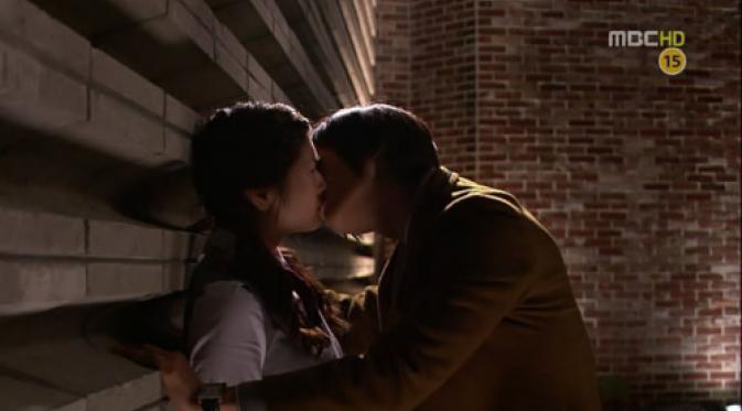 [Bintang] Adegan Ciuman di Drama Playfull Kiss. Foto: Youtube