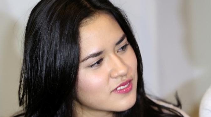 Meskipun grogi, Raisa tetap mencoba tersenyum. Ini adalah pengalaman pertama Raisa akting. Foto: Galih W Satria/Bintang.com