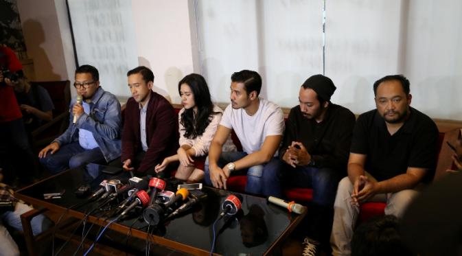 Raisa, Chico Jericho, Maruli Tampubolon, dan kru film berkumpul memberikan keterangan pers tentang film 'Letters for Raisa'.