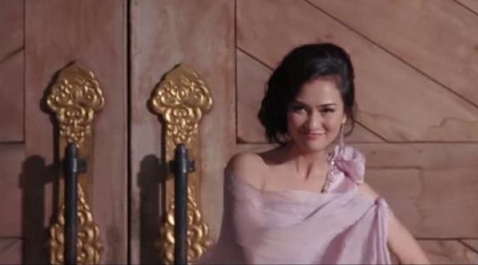 Atiqah Hasiholan berperan sebagai Fira Basuki di film 'Cinta Selamanya'. Foto: Youtube