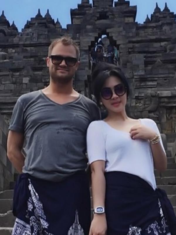 Syahrini danDash Berlin saat liburan di Candi Borobudur. (Instagram @princessyahrini)