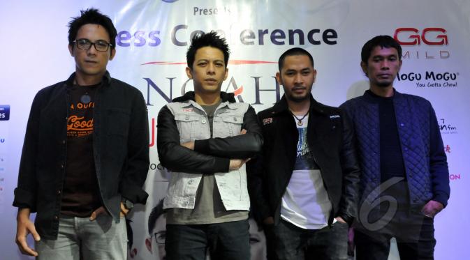Grup band NOAH berfoto bersama usai menggelar jumpa pers di Hard Rock Cafe, Jakarta, Senin (16/3/2015). NOAH segera bertolak ke Amerika Serikat untuk menggelar tur konser bertajuk ‘US Tour 2015’ mulai 24 Maret 2015 mendatang. (Liputan6.com/Panji Diksana)