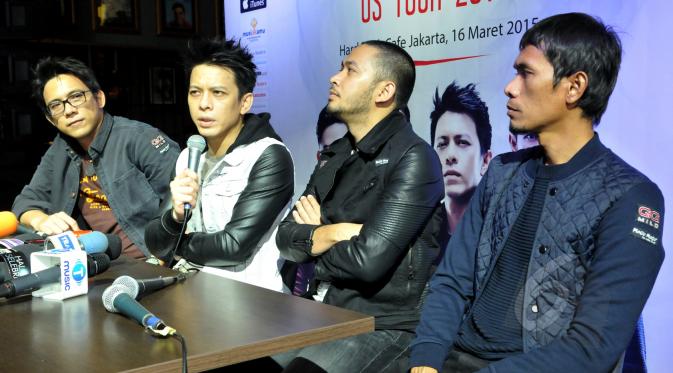 Grup band NOAH saat menggelar jumpa pers di Hard Rock Cafe, Jakarta, Senin (16/3/2015). NOAH akan segera bertolak ke Amerika Serikat untuk menggelar tur konser bertajuk ‘US Tour 2015’ mulai 24 Maret 2015 mendatang. (Liputan6.com/Panji Diksana)