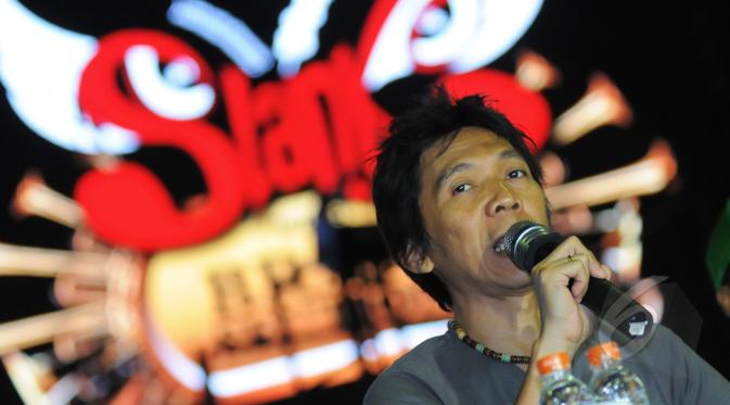 Bimbim saat menghadiri konferensi pers di Colosseum Club, Jakarta, Kamis (19/3/2015). Slank menjadi grup musik yang akan meramaikan ulang tahun acara Stage Empire (Liputan6.com/Faisal R Syam)