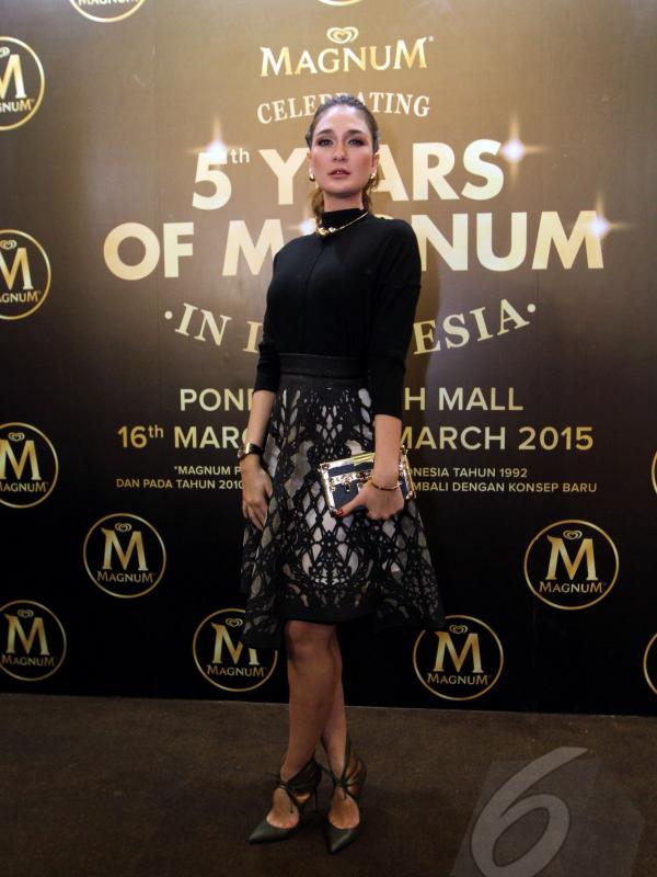 Luna maya berpose saat menghadiri acara Private Party Magnum yang berlangsung di Pondok Indah Mall 2, Jakarta, Jumat (19/3/2015). (Liputan6.com/Panji Diksana)