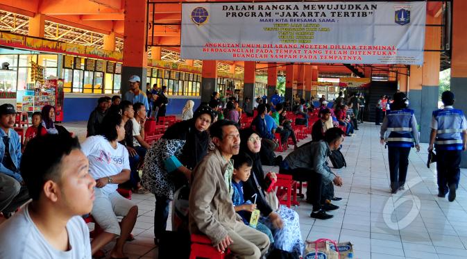 Sejumlah penumpang saat menunggu bus di Terminal Kampung Rambutan, Jakarta, Senin (23/3/2015). Jonan melakukan uji kelayakan terhadap bus Antar Kota Antar Provinsi (AKAP). (Liputan6.com/Yoppy Renato)