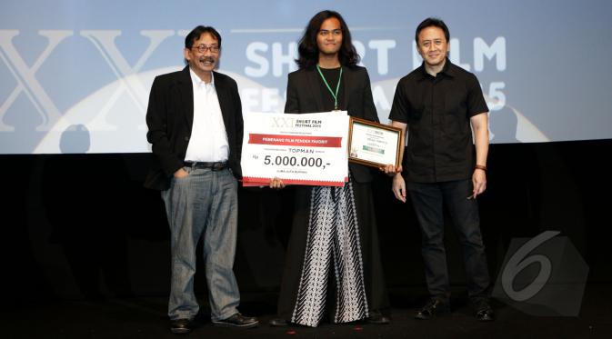 Wregas Bhanuteja, Pemenang Film Pendek Terfavorit menerima penghargaan di acara penutupan  XXI Short Film Festival 2015 di Epicentrum XXI, Kuningan, Jakarta, Minggu (22/3/2015).(Liputan6.com/Yoppy Renato)