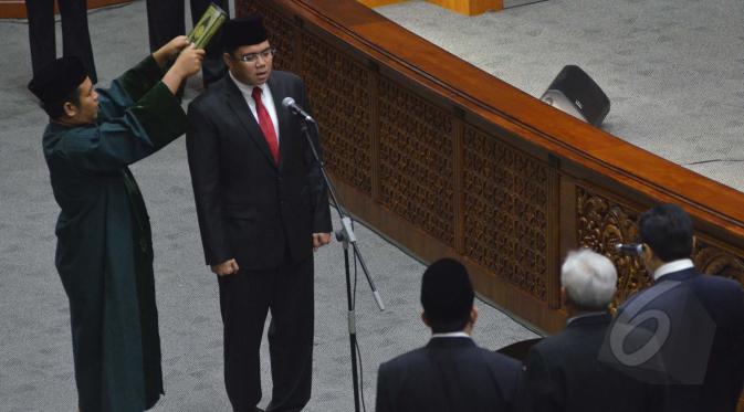 Politisi PDIP Arteria Dahlan dilantik sebagai anggota DPR-RI dalam pergantian antar waktu menggantikan Djarot Saiful Hidayat yang mundur setelah menjabat sebagai Wagub DKI Jakarta, Jakarta, Senin (23/3/2015).(Liputan6.com/Faisal R Syam)