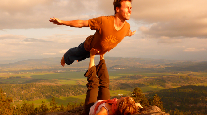 Acrobatik dan yoga atau acroyoga (Foto: acroyoga.org)