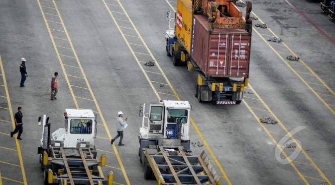 Sejumlah pekerja saat mengecek peti kemas di Pelabuhan JICT, Tanjung Priuk, Jakarta, Rabu (25/3/2015). Pelindo II mencatat waktu tunggu pelayanan kapal dan barang sudah mendekati target pemerintah. (Liputan6.com/Faizal Fanani)