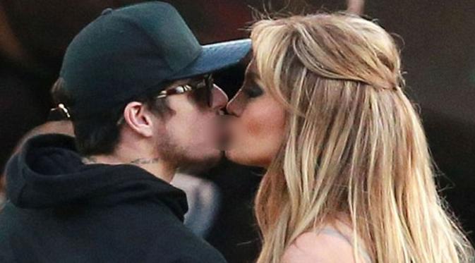 Jennifer Lopez tertangkap kamera sedang ciuman dengan Casper Smart
