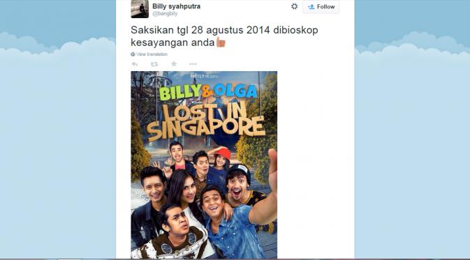 Billy memasang poster film dirinya bersama Olga. Tak disangka, Film 'Billy & Olga Lost In Singapore' menjadi film layar lebar terakhir Olga Syahputra (13/8/2015).(Twitter.com/@bangbily)