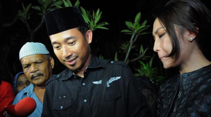Denny Cagur dan Ayu Dewi menunggu jenazah Olga Syahputra di kediaman orangtua Olga.