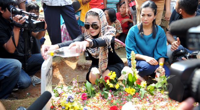 Keluar dari Penjara, Nikita Mirzani Ziarah ke Makam Olga Syahputra