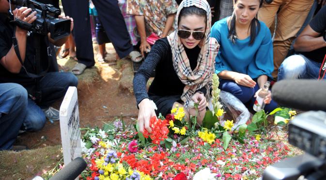 Keluar dari Penjara, Nikita Mirzani Ziarah ke Makam Olga Syahputra