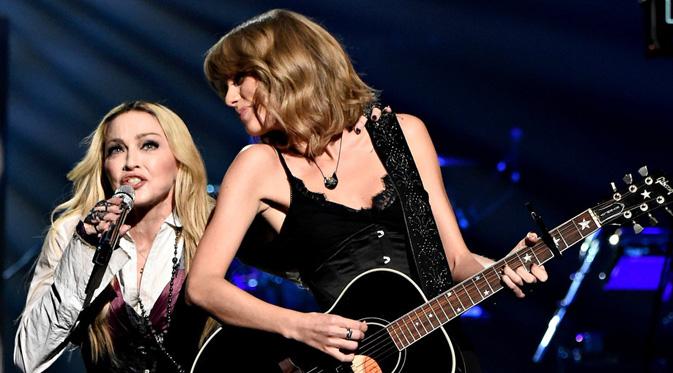 Madonna dan Taylor Swift tampil duet di iHeartRadio Music Awards 2015. (foto: mashable)