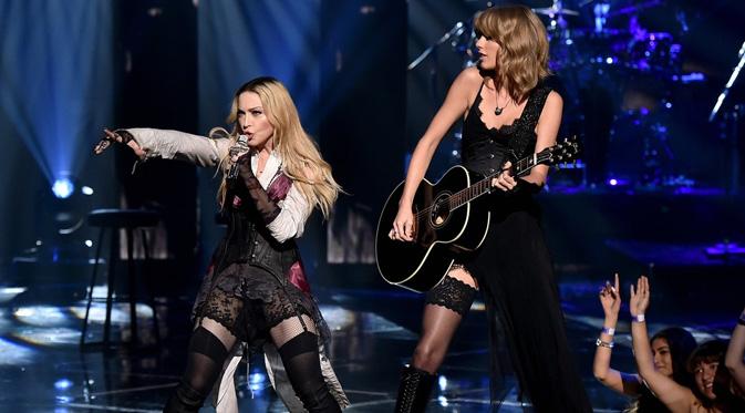 Madonna dan Taylor Swift tampil duet di iHeartRadio Music Awards 2015. (foto: Justjared)