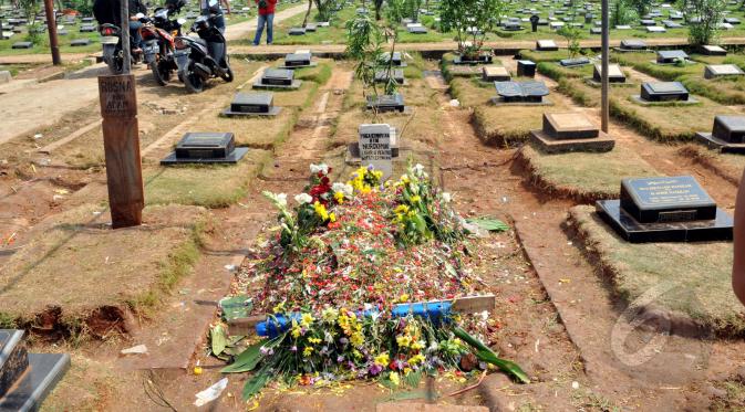 Makam almarhum Olga Syahputra banjir dengan aneka bunga, Jakarta, Senin (30/3/2015). Sejumlah bunga berasal dari fans yang datang ziarah ke makam Olga (Liputan6.com/Panji Diksana)