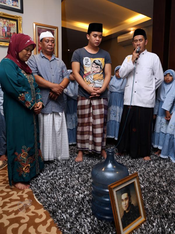 Momen duka keluarga ketika Olga Syahputra meninggal (Foto: Fathan Rangkuti)
