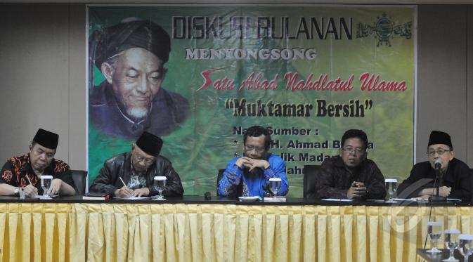 Para tokoh Nahdlatul Ulama (NU) Mahfud MD (tengah), Salahuddin Wahid (kedua dari kiri) dan Malik Madani (kiri) menjadi narasumber dalam diskusi menyambut satu abad NU dan Muktamar NU ke-33 di Jakarta, Senin (30/3/2015). (Liputan6.com/Herman Zakharia)