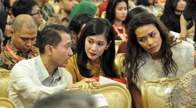 Lukman Sardi, Dian Sastro, dan Adinia Wirasti saat menghadiri peringatan Hari Film Nasional ke-65 di Istana Negara, Jakarta, Senin (30/3/2015). (Liputan6.com/Faizal Fanani)