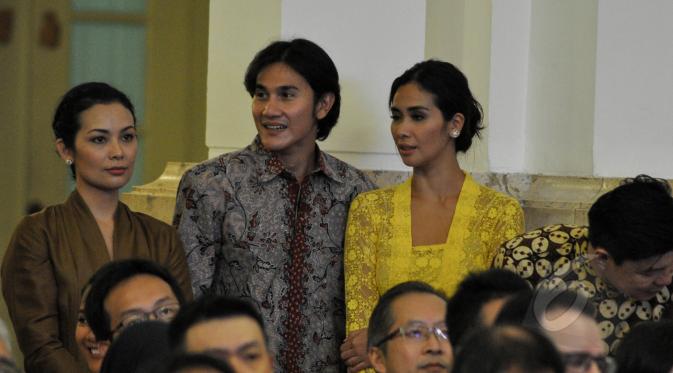 Pasangan selebriti Marsha Timothy (kanan) dan Vino G Bastian (tengah) saat menghadiri peringatan Hari Film Nasional ke-65 di Istana Negara, Jakarta, Senin (30/3/2015). (Liputan6.com/Faizal Fanani)