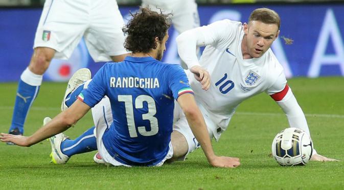 Penyerang Inggris, Wayne Rooney (kanan) berebut bola dengan bek italia Andrea Ranocchia  saat laga persahabatan di Juventus Stadium,Italia, Rabu (1/4/2015). Italia bermain imbang 1-1 atas Inggris. (AFP PHOTO/Marco Bertorello)