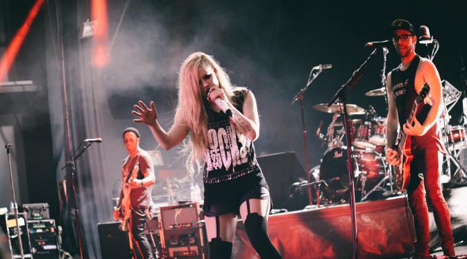 Avril Lavigne dalam salah satu konsernya.