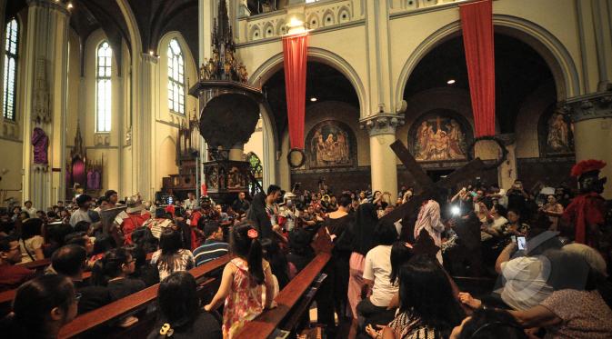 Teatrikal peristiwa jalan salib atau Tablo pada Jumat Agung di Gereja Katedral, Jakarta, Jumat (3/4/2015). Umat Kristen di seluruh dunia merayakan tiga hari masa Paskah untuk mengenang Yesus yang disalib, mati, dan bangkit. (Liputan6.com/Faizal Fanani)