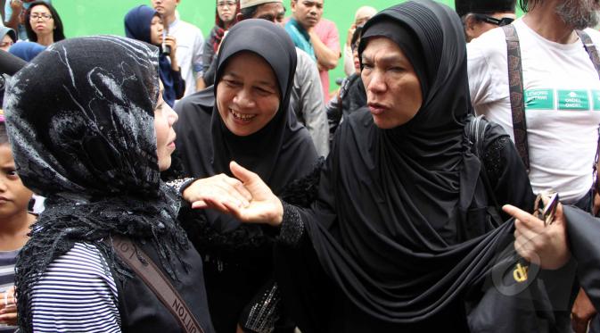 Dorce Gamalama berkunjung ke rumah Mpok Nori di kawasan Bambu Apus, Jakarta Timur, Jumat (3/4/2015). Sejumlah artis mendatangi rumah Mpok Nori setelah mendengar meninggalnya  komedian senior tersebut. (Liputan6.com/Helmi Afandi)