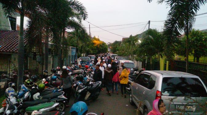 Suasana tahlilan di rumah Olga Syahputra (foto:  Raden Trimutia Hatta)