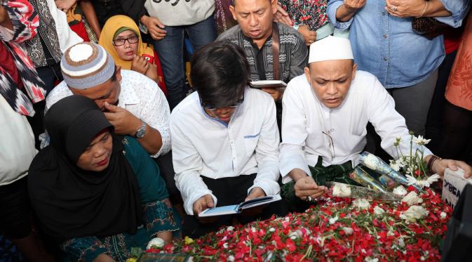 Habib Selon ikut mendoakan hingga ke pusara Olga Syahputra.  (Foto: Muhammad Akrom Sukarya)