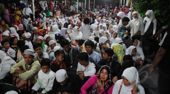 Warga dan penggemar terlihat memadati acara tahlilan tujuh hari kematian Olga Syahputra di kawasan Duren Sawit, Jakarta, Jumat (3/4/2015). Komedian 32 tahun itu meninggal akibat sakit meningitis yang dideritanya. (Liputan6.com/Herman Zakharia)