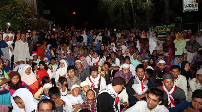Siapa sangka kalau tahlilan dihadiri oleh warga sebanyak ini (Foto: Muhammad Akrom Sukarya)