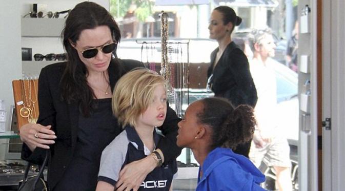 Angelina Jolie ajak Shiloh dan Zahara berbelanja
