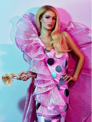 Paris Hilton berpenampilan mirip seperti barbie. (foto: instagram.com/parishilton)