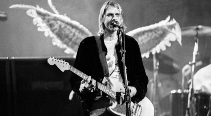 Pistol dan catatan ditemukan di samping Kurt Cobain. Vokalis gitaris Nirvana yang tenar di era 90-an itu diduga kuat bunuh diri.
