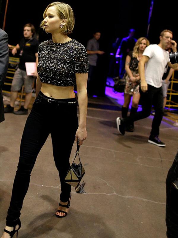 Chris Martin dan Jennifer Lawrence tertangkap kamera saat berada di backstage iHeartRadio Music Festival. (Foto:Dailymail)