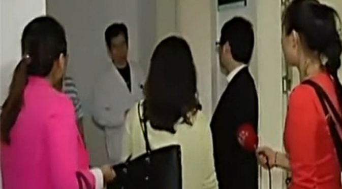 Sejumlah wanita mendatangi rumah sakit menjenguk Yuan. (SCMP/BBC)