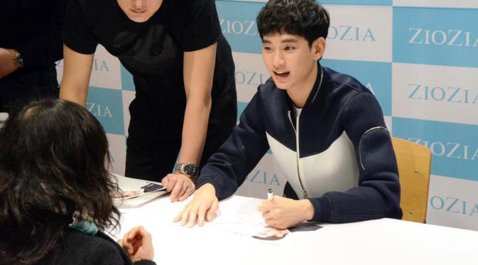 Kim Soo Hyun saat menyapa penggemarnya dengan ramah dalam fan meeting yang digelar.