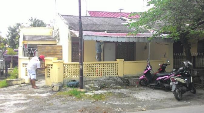 Rumah calon menantu Presiden Jokowi yang terletak di Jalan Kutai VII, Sumber, Banjarsari, Solo, Jawa Tengah, tengah dicat warna krem (Liputan6.com/Reza Kuncoro)