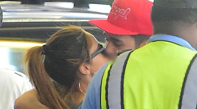 Austin Mahone umbar kemesraan di depan publik dengan kekasih barunya, Becky G. (foto: eonline)