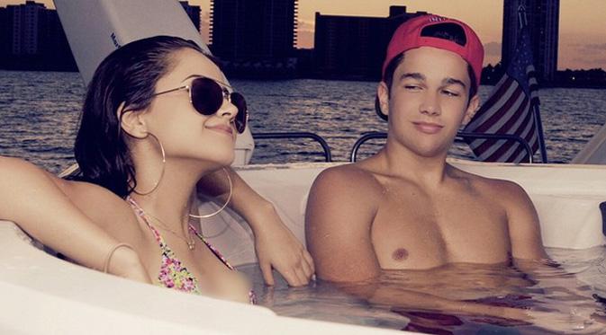 Austin Mahone dan Becky G saat menghabiskan waktu bersama. (foto: eonline)