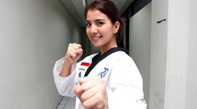 [Bintang] Tya Ariestya sedang taekwondo
