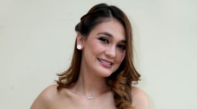 Luna Maya kini sibuk dengan clothing line barunya.